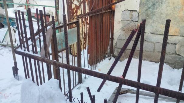 Штыри насквозь: пенсионер в Новосибирской области упал с крыши на забор