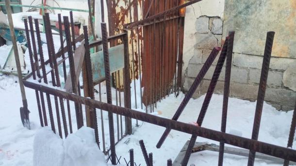 Штыри насквозь: пенсионер в Новосибирской области упал с крыши на забор