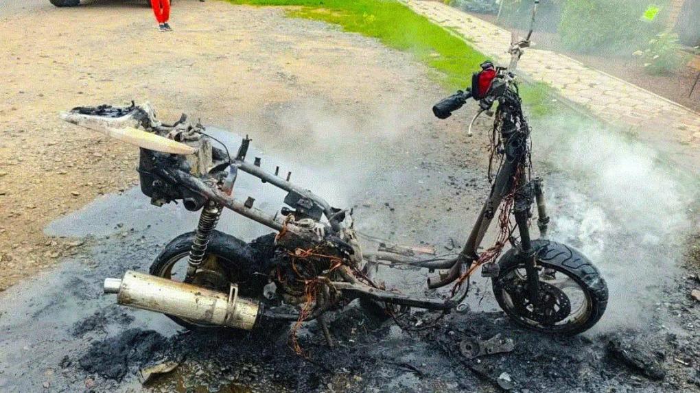 Выгорел дотла: в Кировском округе Омска загорелся мотоскутер