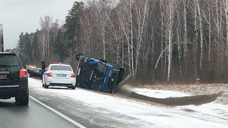 Toyota - без «лица», Scania - на боку в кювете: кадры с места ДТП под Новосибирском. ФОТО