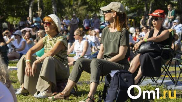 Омичей зовут на бесплатное занятие йогой на свежем воздухе