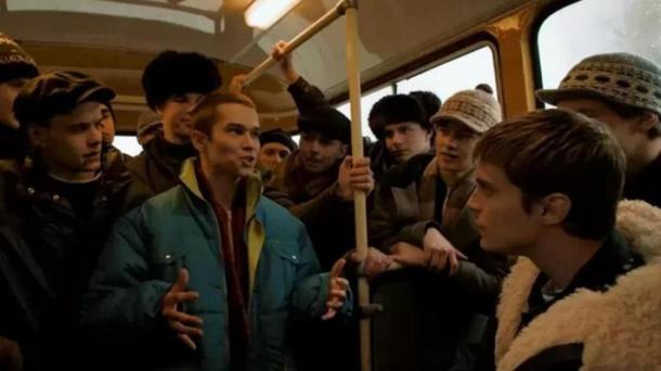 Омичам можно собрать пацанский лук из сериала «Слово пацана» за 35 тысяч