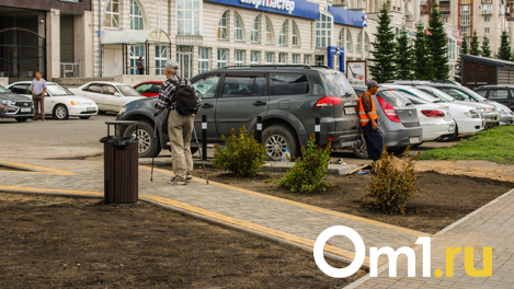 В центре Омска на месте пустыря появился мини-сквер. Показываем, как выглядит новое пространство