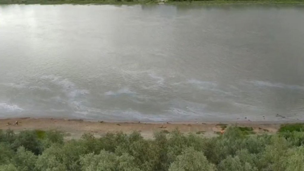 Огромное нефтяное пятно расползается по Иртышу в районе Кировского пляжа (видео)