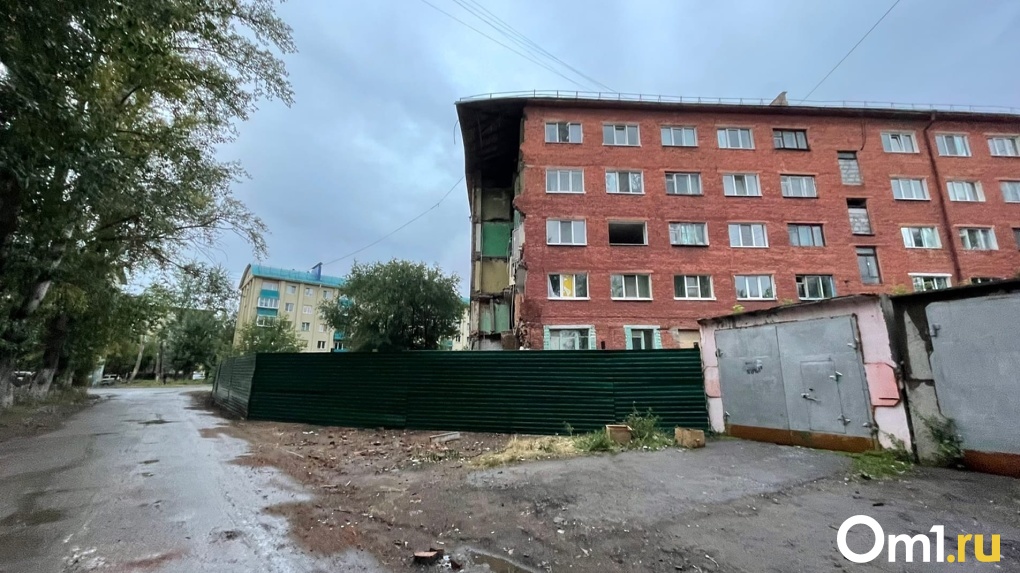Высокий забор и полицейская охрана. В Омске загородили рухнувшую пятиэтажку, которая до сих пор опасна