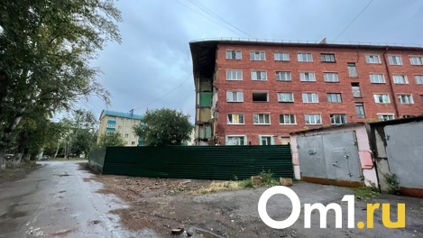 Высокий забор и полицейская охрана. В Омске загородили рухнувшую пятиэтажку, которая до сих пор опасна