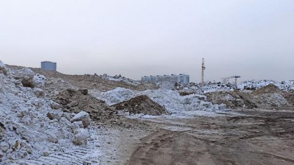 Власти объяснили, почему возле реки 2-я Ельцовка появился снегоотвал в Новосибирске