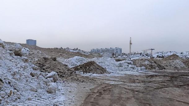 Власти объяснили, почему возле реки 2-я Ельцовка появился снегоотвал в Новосибирске