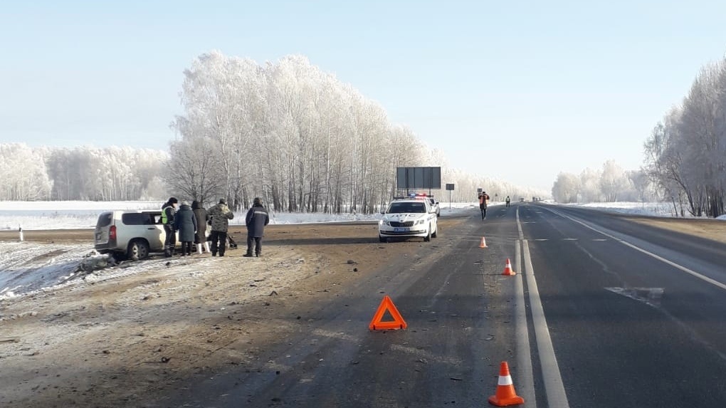 Водитель Toyota не пропустил грузовик и попал под КамАЗ на трассе Тюмень – Омск