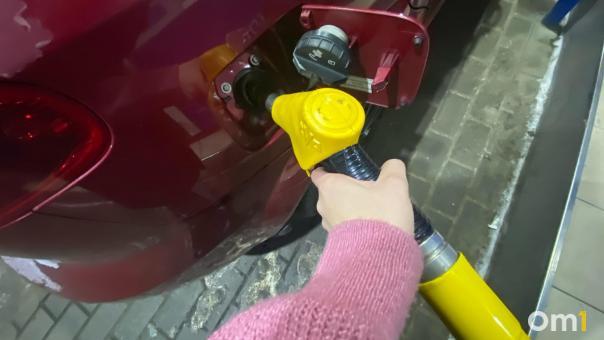 Бензин в Омской области подорожал перед Новым годом