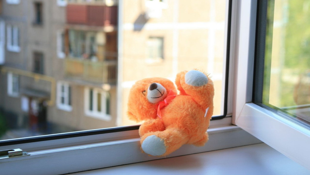 В Новосибирске четырехлетний мальчик выпал из окна третьего этажа