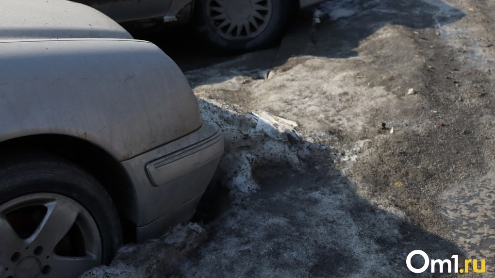 В Новосибирске водитель повредил автомобиль в покрытой водой яме