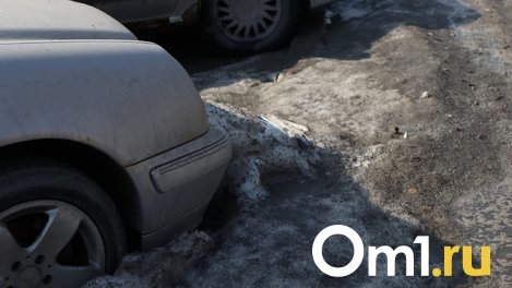 В Новосибирске водитель повредил автомобиль в покрытой водой яме