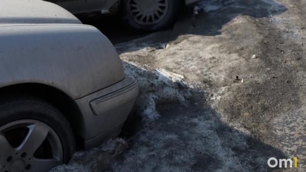 В Новосибирске водитель повредил автомобиль в покрытой водой яме