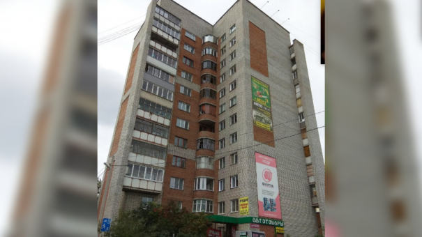Тело мужчины с гипсом на ноге обнаружили под окнами многоэтажке в Бердске