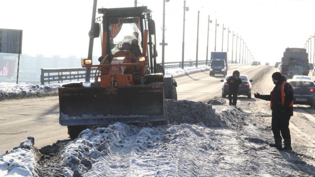 В предстоящий снегопад очистку омских дорог проведут в особом режиме