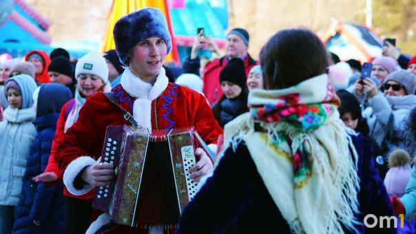 Огненный цветок вместо чучела: как омичи встретили весну на «Зелёном острове»
