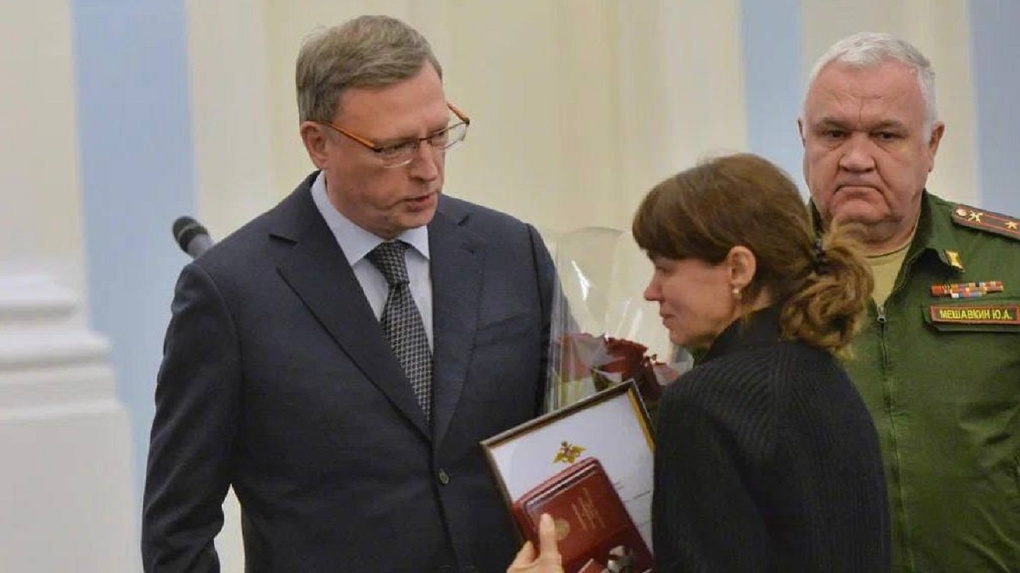 Губернатор Омской области вручил награды семьям погибших в спецоперации