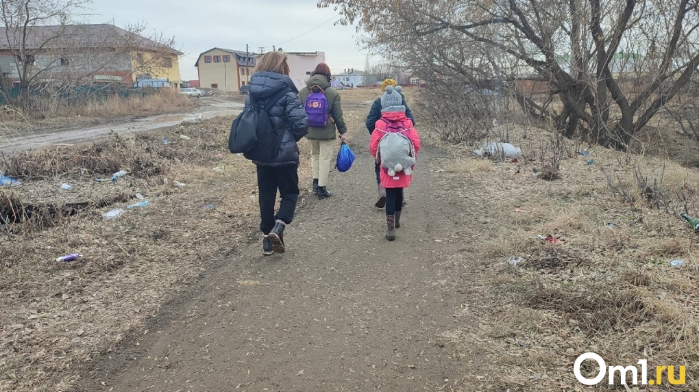 «Так и живём по уши в грязи». Жители поселка Новоомский ходят в школу через дамбу и скидываются на ремонт дорог