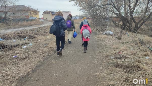 «Так и живём по уши в грязи». Жители поселка Новоомский ходят в школу через дамбу и скидываются на ремонт дорог