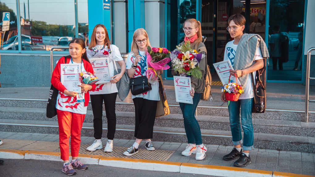 Участник встретить. Пикет за сво у метро. Университетская смена новосибирск. Участник встретить. Участник встретить.
