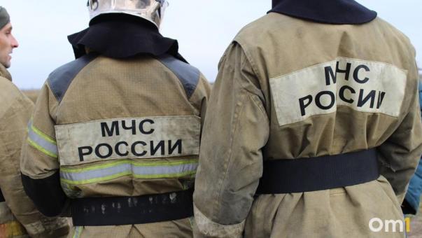 В Омской области загорелся жилой дом с двумя детьми внутри
