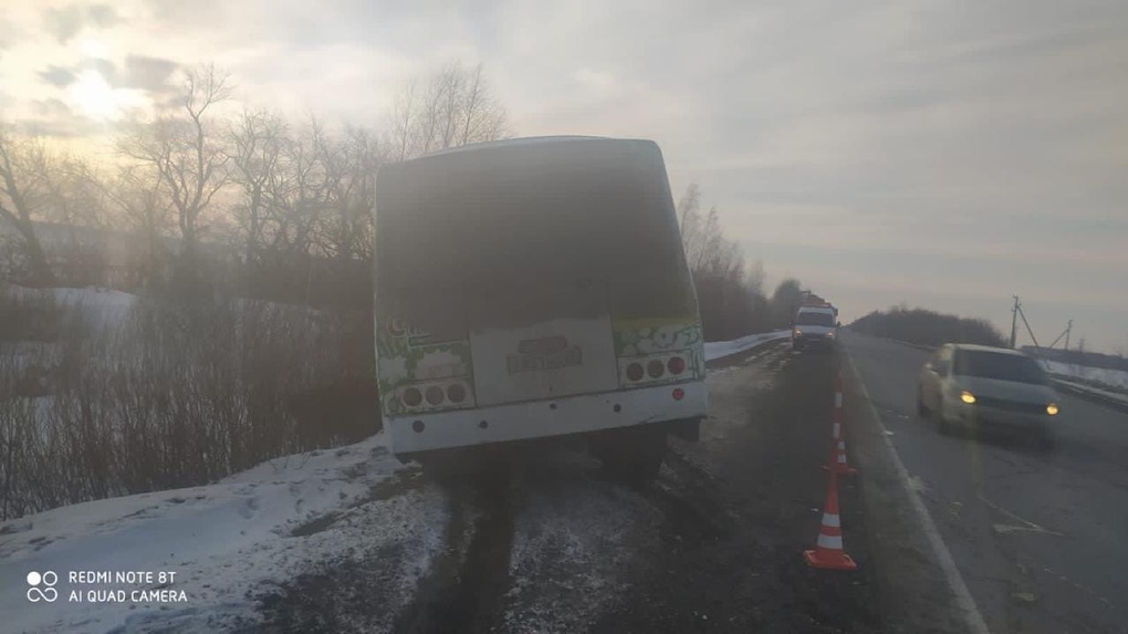 Автобус с пятью пассажирами протаранил легковушку