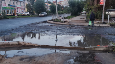 «Улица разбитых носов»: омичи жалуются на тротуар на улице Маяковского