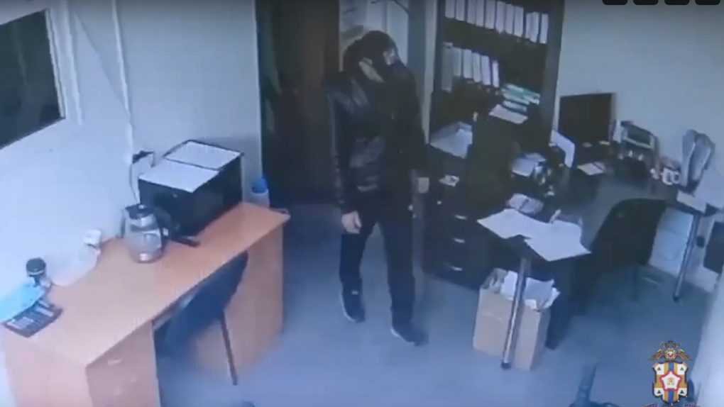 Грузчик, который украл у омской компании более миллиона рублей, попал на видео
