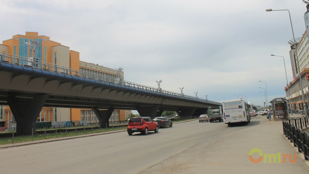 В Омске изменили правила проезда под Метромостом