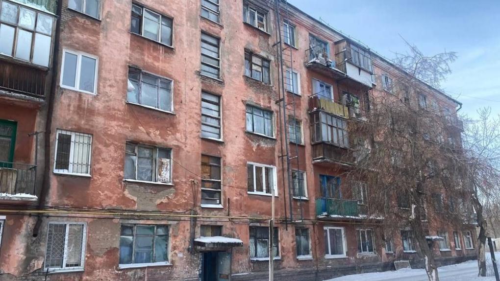 В Омске семь лет не могли расселить жильцов из разваливающегося дома