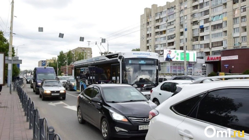 Долгожданный дождь принёс омичам пробки и взлетевшие цены на такси