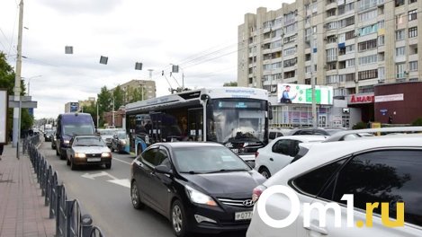 Долгожданный дождь принёс омичам пробки и взлетевшие цены на такси