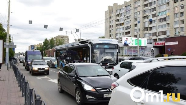 Долгожданный дождь принёс омичам пробки и взлетевшие цены на такси
