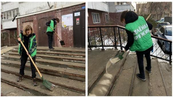 Новосибирские волонтёры показали УК, как нужно чистить дворы от наледи