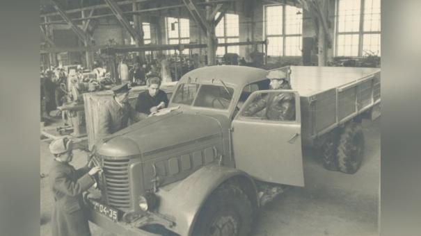 Уникальное архивное фото новосибирского автозавода оставил в Минске Анатолий Локоть