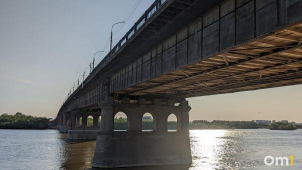 Омич нырнул в Иртыш с Ленинградского моста и остался жив