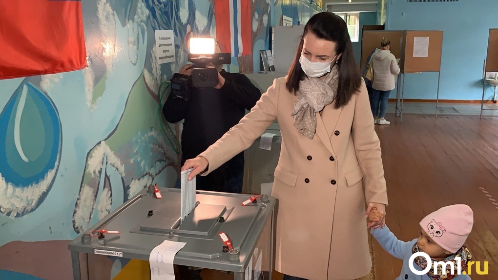 Мэр Омска Оксана Фадина приняла участие в выборах вместе с маленькой дочкой