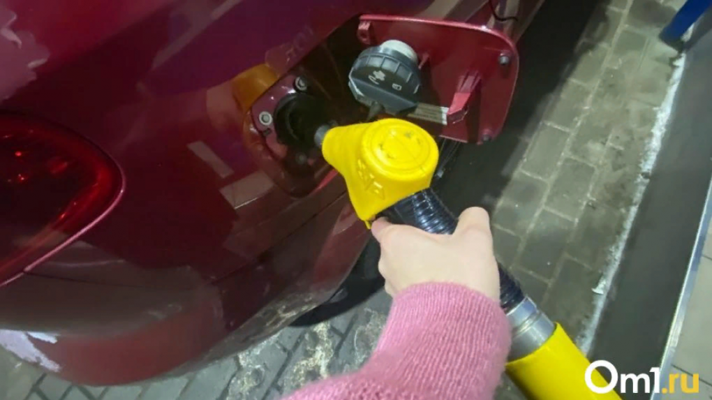 Литр бензина АИ-92 в Омской области за год подорожал на 7,3%