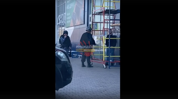 Омич заблудился в строительных лесах в центре города