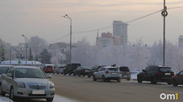 Стоит Ленинградский мост и проспект Маркса: пробки в Омске достигли 7 баллов