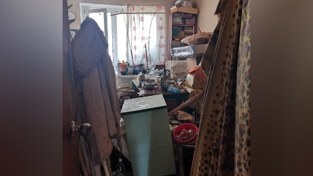 Внутри черви, тараканы и клопы: на захламлённую квартиру пожаловались жители новосибирской Затулинки.ФОТО