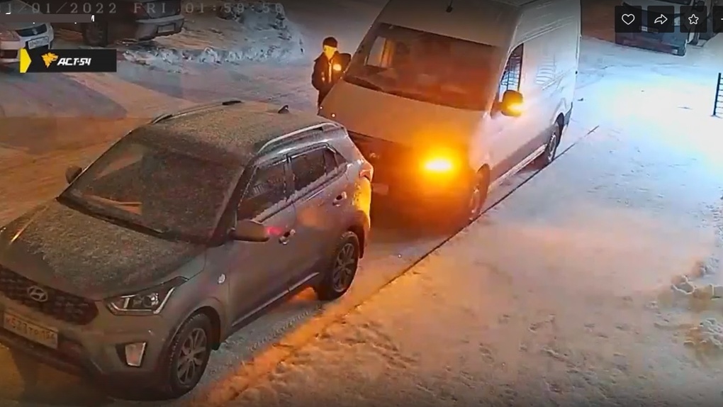 Новосибирец с топором разбил несколько машин на парковке. ВИДЕО
