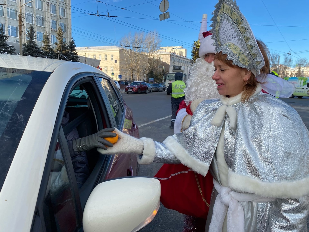 В центре Омска Дед Мороз и Снегурочка раздавали подарки горожанам |  28.12.2022 | Омск - БезФормата