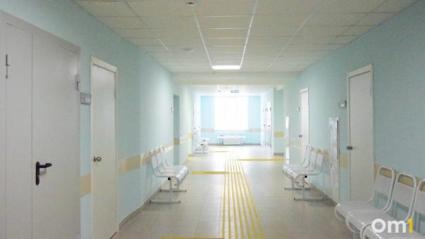 Омичку экстренно сняли с поезда на Урале из-за внутреннего кровотечения