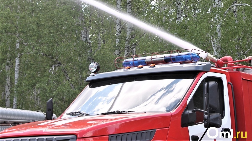 Омские пожарные спасли человека из загоревшейся многоэтажки