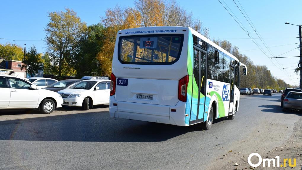 В Омске водителя автобуса наказали за езду по встречной полосе