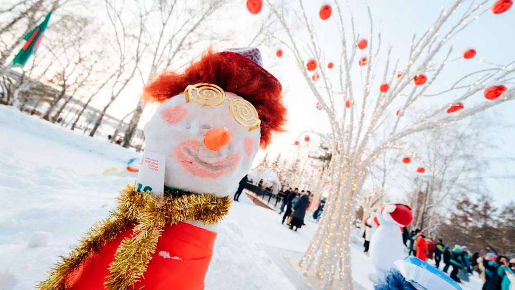 «Город снежных баб»: новосибирцы установили рекорд по количеству слепленных сказочных персонажей. ФОТО