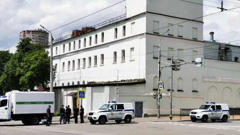 В Ростове-на-Дону заключённые взяли сотрудников СИЗО в заложники и требовали машину и оружие