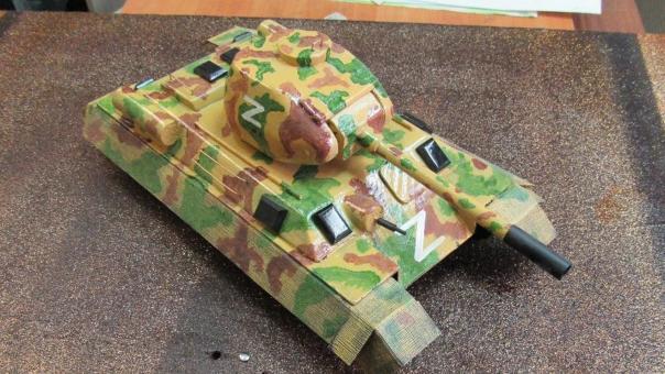 Омский заключённый с помощью бруска и пластика изготовил копию танка Т-34
